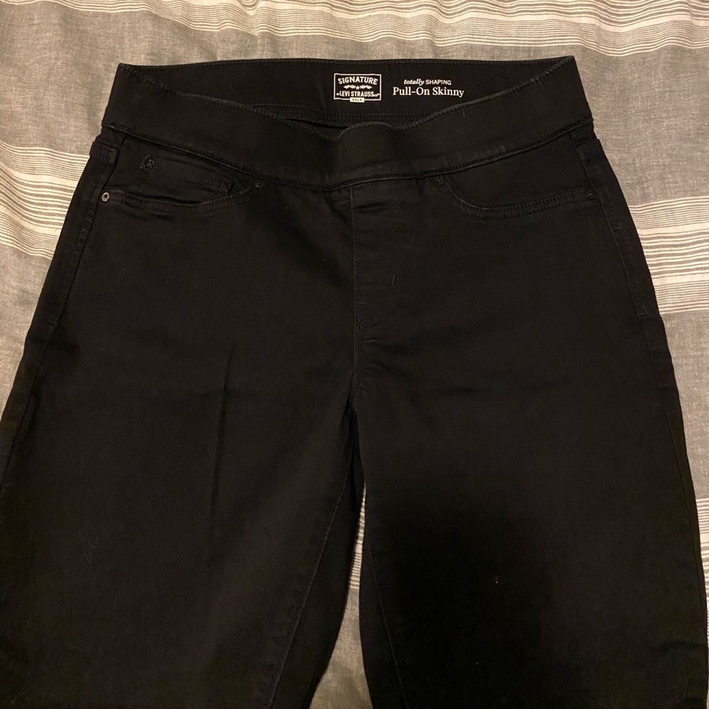 Levi’s Totally Shaping Pull-on Stretch Black Pants
